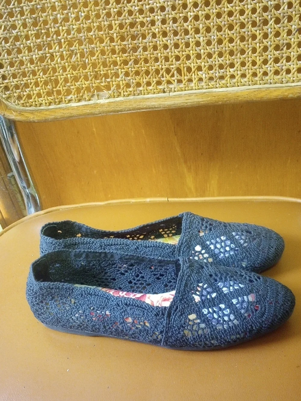 LIKE NEW Latinas Neutral Black Lace-Look Fabric Flat Shoes, Size 7M